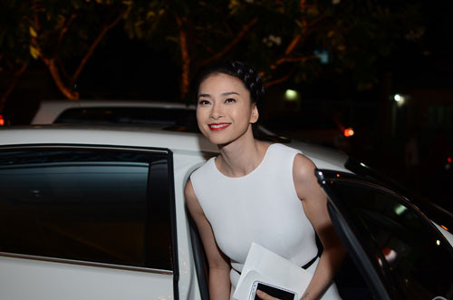 Bước ra từ chiếc xe hơi cũng màu trắng. Bước ra từ chiếc xe hơi cũng màu trắng.