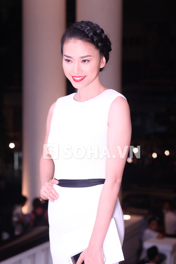 Tạo dáng trước ống kính phóng viên. Ảnh. Soha. Tạo dáng trước ống kính phóng viên. Ảnh. Soha.