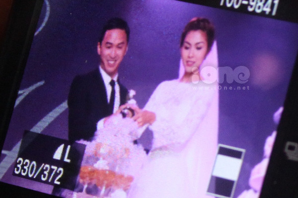 Chú rể Louis Nguyễn và cô dâu Tăng Thanh Hà đang rót rượu cưới. Ảnh. Ione. Chú rể Louis Nguyễn và cô dâu Tăng Thanh Hà đang rót rượu cưới. Ảnh. Ione.