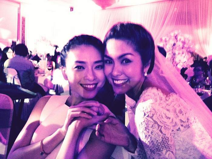 Hiếm hoi có tấm hình chụp chung với cô dâu Tăng Thanh Hà, đả nữ Ngô Thanh Vân sau đó đã cho chia sẻ trên facebook của mình khiến fan hâm mộ ấn Like cuồng nhiệt. Hiếm hoi có tấm hình chụp chung với cô dâu Tăng Thanh Hà, đả nữ Ngô Thanh Vân sau đó đã cho chia sẻ trên facebook của mình khiến fan hâm mộ ấn Like cuồng nhiệt.