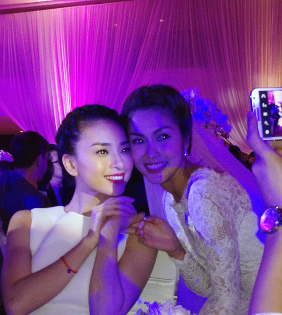 Bên cạnh đó, Ngô Thanh Vân cũng không quên gửi thông điệp chúc phúc tới cô Trúc: "Chúc em iu luôn hạnh phúc và luôn nở nụ cười trên môi em nhé. Vừa đi đám cưới Tăng Thanh Hà về. Hôm nay em ấy quá đẹp!". Bên cạnh đó, Ngô Thanh Vân cũng không quên gửi thông điệp chúc phúc tới cô Trúc: "Chúc em iu luôn hạnh phúc và luôn nở nụ cười trên môi em nhé. Vừa đi đám cưới Tăng Thanh Hà về. Hôm nay em ấy quá đẹp!".