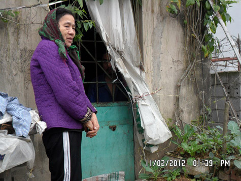 Mỗi lần ở bên con bà như đang mong một điều gì tốt lành đến với người con kém may mắn này. Mỗi lần ở bên con bà như đang mong một điều gì tốt lành đến với người con kém may mắn này.