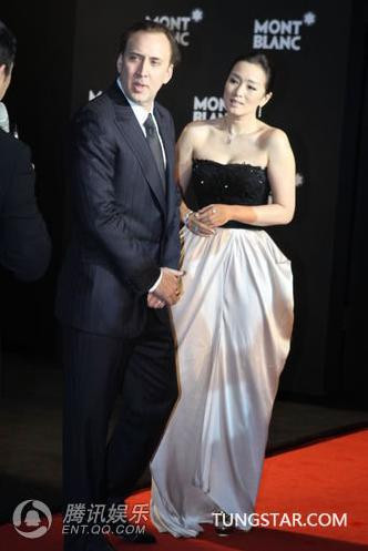 Củng Lợi gần như lúc nào cũng bám riết lấy Nicolas và kéo anh đi đi lại lại trên thảm đỏ, mắt không lúc nào rời khỏi nhau và tỏ ra vô cùng đon đả, nhiệt tình. Củng Lợi có lúc quay sang giả đò “hi vọng sau này sẽ có lúc được hợp tác cùng anh”. Củng Lợi gần như lúc nào cũng bám riết lấy Nicolas và kéo anh đi đi lại lại trên thảm đỏ, mắt không lúc nào rời khỏi nhau và tỏ ra vô cùng đon đả, nhiệt tình. Củng Lợi có lúc quay sang giả đò “hi vọng sau này sẽ có lúc được hợp tác cùng anh”.