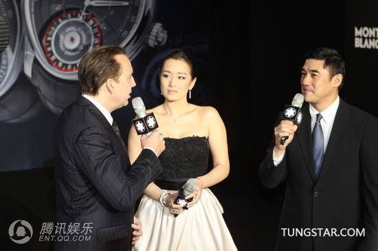 Vừa nhìn thấy Củng Lợi, MC Ngô Đại Duy ngay lập tức đặt câu hỏi “Cơn gió nào đem chị đến đây thế?”, Củng Lợi cười đáp “Tất nhiên là do buổi tiệc trọng đại này rồi, còn có rất nhiều bạn bè của tôi cũng đến đây nữa”, vừa nói dứt lời, Củng Lợi quay đầu lại thì thấy Nicolas Cage liền đính chính thêm “Quan trọng hơn nữa là vì hôm nay còn có sự có mặt của tài tử Nicolas Cage, đây là lần đầu tôi được diện kiến anh ấy, được cùng anh ta cắt băng khai trương khiến tôi vô cùng vui sướng”. Vừa nhìn thấy Củng Lợi, MC Ngô Đại Duy ngay lập tức đặt câu hỏi “Cơn gió nào đem chị đến đây thế?”, Củng Lợi cười đáp “Tất nhiên là do buổi tiệc trọng đại này rồi, còn có rất nhiều bạn bè của tôi cũng đến đây nữa”, vừa nói dứt lời, Củng Lợi quay đầu lại thì thấy Nicolas Cage liền đính chính thêm “Quan trọng hơn nữa là vì hôm nay còn có sự có mặt của tài tử Nicolas Cage, đây là lần đầu tôi được diện kiến anh ấy, được cùng anh ta cắt băng khai trương khiến tôi vô cùng vui sướng”.