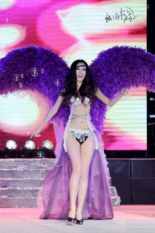 Nữ sinh Đại học Phát thanh truyền hình biểu diễn tự tin không khác gì các thí sinh trong các cuộc thi sắc đẹp lớn. Nữ sinh Đại học Phát thanh truyền hình biểu diễn tự tin không khác gì các thí sinh trong các cuộc thi sắc đẹp lớn.