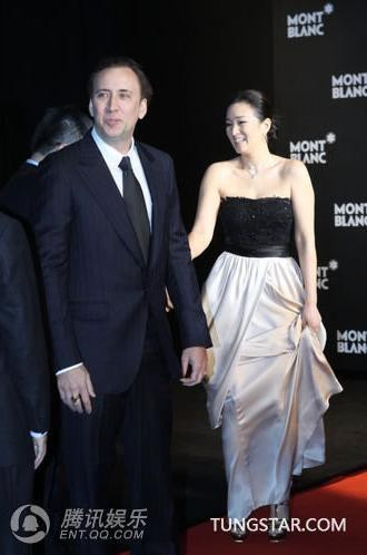 “Tôi thấy rất vui khi được cùng Củng Lợi đến Thượng Hải, mỗi lần đến đây tôi đều cảm thấy người Trung Quốc thật thân thiện. Củng Lợi không những là diễn viên nổi tiếng thế giới mà còn là nữ diễn viên giỏi nhất, hôm nay được gặp cô ấy ở đây mà tim tôi đập thình thịch như muốn nhảy ra khỏi lồng ngực vậy”. “Tôi thấy rất vui khi được cùng Củng Lợi đến Thượng Hải, mỗi lần đến đây tôi đều cảm thấy người Trung Quốc thật thân thiện. Củng Lợi không những là diễn viên nổi tiếng thế giới mà còn là nữ diễn viên giỏi nhất, hôm nay được gặp cô ấy ở đây mà tim tôi đập thình thịch như muốn nhảy ra khỏi lồng ngực vậy”.