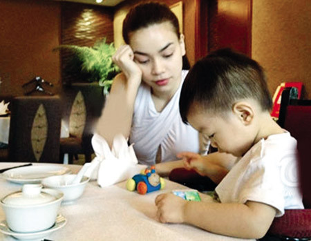 Hai mẹ con Hồ Ngọc Hà và bé Subeo (Hình ảnh từ facebook của Cường đô- la). Hai mẹ con Hồ Ngọc Hà và bé Subeo (Hình ảnh từ facebook của Cường đô- la).