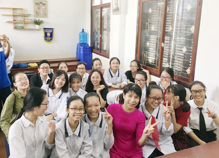 Cô giáo Loan luôn ân cần chỉ bảo, tận tâm và tôn trọng các học trò của mình (Ảnh: CTV) Cô giáo Loan luôn ân cần chỉ bảo, tận tâm và tôn trọng các học trò của mình (Ảnh: CTV)