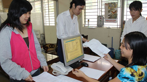 Thí sinh nộp đơn chấm phúc khảo tại Trường ĐH Sư phạm TP.HCM sáng 30-7 - Ảnh: Như Hùng Thí sinh nộp đơn chấm phúc khảo tại Trường ĐH Sư phạm TP.HCM sáng 30-7 - Ảnh: Như Hùng