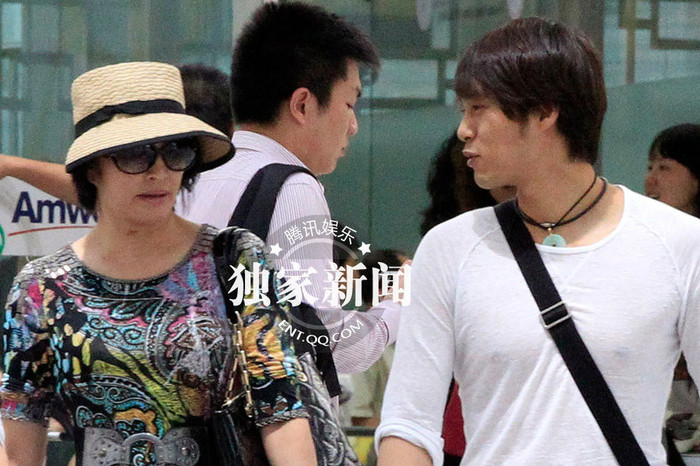 Nhưng nhiều lần các phóng viên đã ghi lại được khuôn mặt thật của Lưu Hiểu Khánh trước khi hóa trang, hình ảnh đó khiến người hâm mộ bàng hoàng. Nhưng nhiều lần các phóng viên đã ghi lại được khuôn mặt thật của Lưu Hiểu Khánh trước khi hóa trang, hình ảnh đó khiến người hâm mộ bàng hoàng.