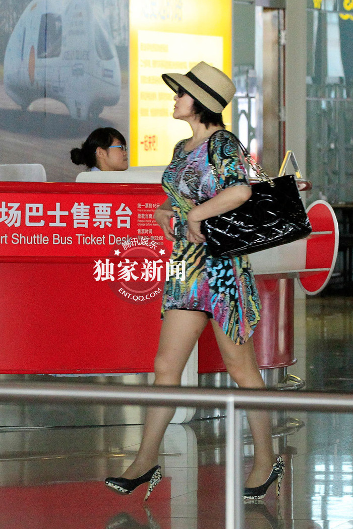 Với váy ngắn, Lưu Hiểu Khánh vẫn tự hào với đôi chân trần không tì vết, trái ngược với lớp da phía trên cổ đã tố cáo tuổi tác của người đẹp. Với váy ngắn, Lưu Hiểu Khánh vẫn tự hào với đôi chân trần không tì vết, trái ngược với lớp da phía trên cổ đã tố cáo tuổi tác của người đẹp.