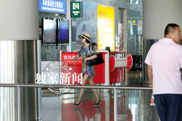 Lưu Hiểu Khánh trở thành một trong những người giàu nhất ở Trung Quốc, đứng vị trí thứ 45 trong Danh sách 50 doanh nhân giàu nhất Trung Quốc năm 1999 của Forbes. Lưu Hiểu Khánh trở thành một trong những người giàu nhất ở Trung Quốc, đứng vị trí thứ 45 trong Danh sách 50 doanh nhân giàu nhất Trung Quốc năm 1999 của Forbes.