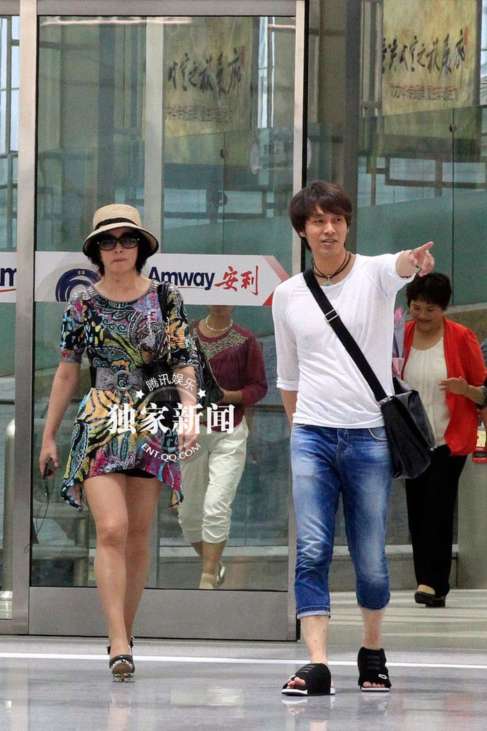 Từng nhiều lần bị chỉ trích là viện đến thẩm mỹ nhưng Lưu Hiểu Khánh một mực phản kháng và viện dẫn là do cô có bí quyết giữ gìn sắc đẹp riêng nên trẻ lâu. Từng nhiều lần bị chỉ trích là viện đến thẩm mỹ nhưng Lưu Hiểu Khánh một mực phản kháng và viện dẫn là do cô có bí quyết giữ gìn sắc đẹp riêng nên trẻ lâu.