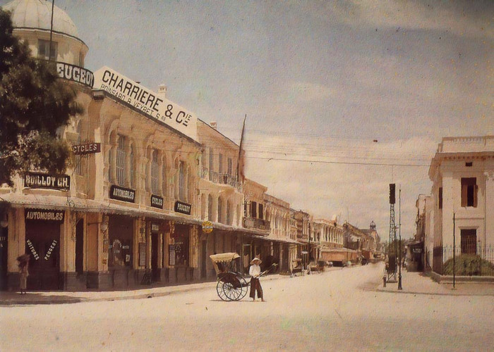 Góc phố Tràng Tiền và Lê Thánh Tông, phía trước Nhà Hát Lớn 1914 - 1915. Góc phố Tràng Tiền và Lê Thánh Tông, phía trước Nhà Hát Lớn 1914 - 1915.