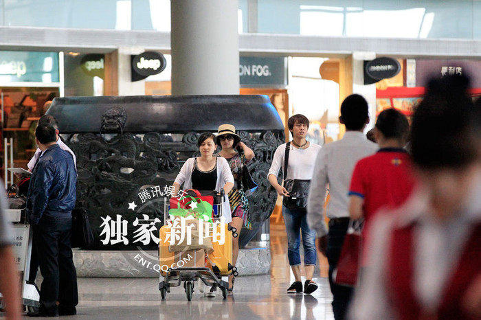 Cô đã xuất bản cuốn tự truyện Từ ngôi sao điện ảnh đến nữ tỷ phú vào năm 1995. Cô đã xuất bản cuốn tự truyện Từ ngôi sao điện ảnh đến nữ tỷ phú vào năm 1995.