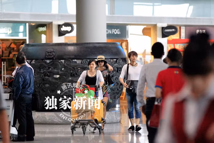 Cô đã xuất bản cuốn tự truyện Từ ngôi sao điện ảnh đến nữ tỷ phú vào năm 1995.