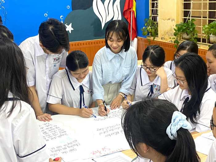 Những giờ giảng dạy môn Lịch sử đầu tiên sau khi trúng tuyển viên chức của cô giáo Huyền Thanh (Ảnh: NVCC)