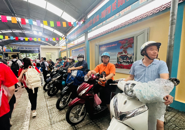Khu vực phụ huynh đón con được bố trí hợp lý (Ảnh: LT) Khu vực phụ huynh đón con được bố trí hợp lý (Ảnh: LT)