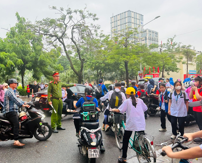 Trường Trung học cơ sở Ngô Quyền còn nhận được sự phối hợp của lực lượng công an tham gia điều tiết giao thông (Ảnh: LT) Trường Trung học cơ sở Ngô Quyền còn nhận được sự phối hợp của lực lượng công an tham gia điều tiết giao thông (Ảnh: LT)