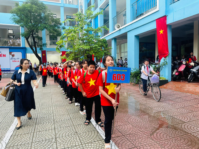 Sau giờ học, các em học sinh xếp thành hàng dài để đi bộ ra khu vực phụ huynh chờ đón (Ảnh: LT) Sau giờ học, các em học sinh xếp thành hàng dài để đi bộ ra khu vực phụ huynh chờ đón (Ảnh: LT)