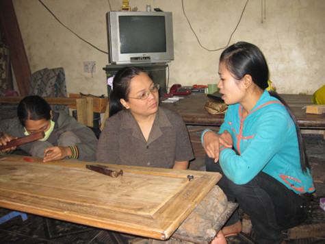 Chị Hương say sưa với nghề khảm trai khắc gỗ và truyền đạt kinh nghiệm cho những người đồng cảnh ngộ trong xưởng sản xuất của mình. Chị Hương say sưa với nghề khảm trai khắc gỗ và truyền đạt kinh nghiệm cho những người đồng cảnh ngộ trong xưởng sản xuất của mình.