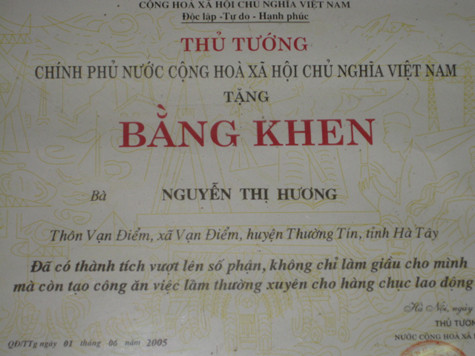 Bằng khen của Thủ tướng Chính phủ tặng chị Nguyễn Thị Hương vì đã có thành tích vượt khó vươn lên trong cuộc sống cũng như trong lao động sản xuất. Bằng khen của Thủ tướng Chính phủ tặng chị Nguyễn Thị Hương vì đã có thành tích vượt khó vươn lên trong cuộc sống cũng như trong lao động sản xuất.