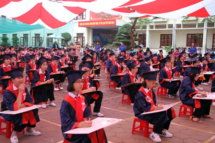 Các em học sinh nhà trường thi tìm hiểu kiến thức theo hình thức của hội thi Rung chuông vàng (Ảnh: Lã Tiến) Các em học sinh nhà trường thi tìm hiểu kiến thức theo hình thức của hội thi Rung chuông vàng (Ảnh: Lã Tiến)