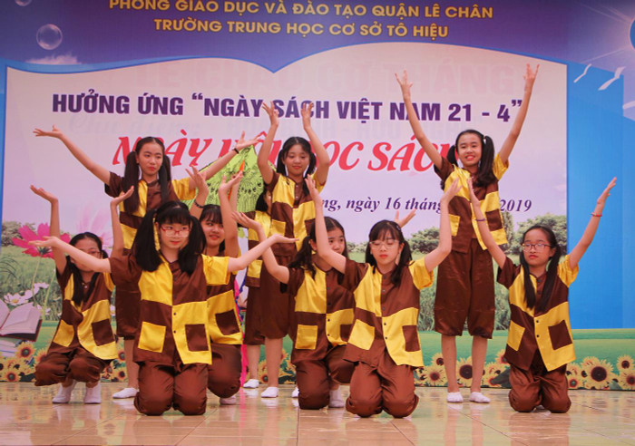 Các tiết mục văn nghệ đặc sắc tại Ngày hội đọc sách của Trường trung học cơ sở Tô Hiệu (Ảnh: Lã Tiến) Các tiết mục văn nghệ đặc sắc tại Ngày hội đọc sách của Trường trung học cơ sở Tô Hiệu (Ảnh: Lã Tiến)