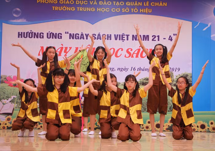 Các tiết mục văn nghệ đặc sắc tại Ngày hội đọc sách của Trường trung học cơ sở Tô Hiệu (Ảnh: Lã Tiến)