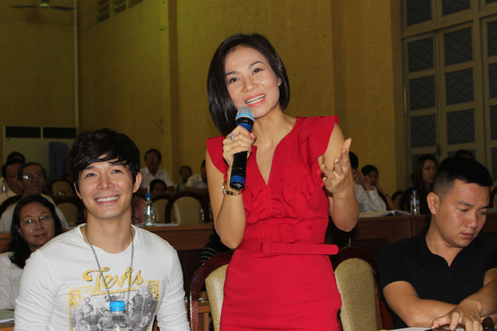 Thu Minh phát biểu tại cuộc họp.