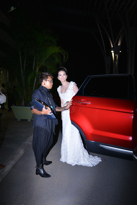 Không chỉ thu hút giới truyền thông bởi chiếc xe sang trọng, Thu Hoài còn được ca ngợi bởi phong cách sang trọng. Đặc biệt , chiếc váy đầm do nhà thiết kế Nguyễn Công Trí thiết kế riêng cho Thu Hoài đã giúp 'người đẹp 3' con trở nên lộng lẫy và trẻ trung hơn. Không chỉ thu hút giới truyền thông bởi chiếc xe sang trọng, Thu Hoài còn được ca ngợi bởi phong cách sang trọng. Đặc biệt , chiếc váy đầm do nhà thiết kế Nguyễn Công Trí thiết kế riêng cho Thu Hoài đã giúp 'người đẹp 3' con trở nên lộng lẫy và trẻ trung hơn.