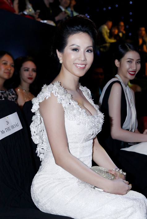 Thu Hoài nổi bật trên hàng ghế VIP. Thu Hoài nổi bật trên hàng ghế VIP.