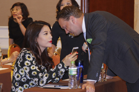 Và cả hai trò chuyện với nhau rất thân mật. Hiện tại, Trương Ngọc Ánh là phụ nữ độc thân sau khi chia tay với diễn viên Trần Bảo Sơn vài tháng trước, nên việc cô xuất hiện với người đàn ông khác cũng dấy lên nhiều tin đồn. Và cả hai trò chuyện với nhau rất thân mật. Hiện tại, Trương Ngọc Ánh là phụ nữ độc thân sau khi chia tay với diễn viên Trần Bảo Sơn vài tháng trước, nên việc cô xuất hiện với người đàn ông khác cũng dấy lên nhiều tin đồn.