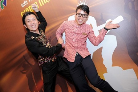 Hai bố con Hoài Linh - Hoài Lâm 'quậy' tưng bừng khi tham gia chương trình 'Gương mặt thân quen' (Xem thêm: Con trai lần thứ 3 giành 100 triệu, Hoài Linh "lạy con") Hai bố con Hoài Linh - Hoài Lâm 'quậy' tưng bừng khi tham gia chương trình 'Gương mặt thân quen' (Xem thêm: Con trai lần thứ 3 giành 100 triệu, Hoài Linh "lạy con")