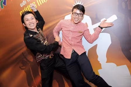 Hai bố con Hoài Linh - Hoài Lâm 'quậy' tưng bừng khi tham gia chương trình 'Gương mặt thân quen' (Xem thêm: Con trai lần thứ 3 giành 100 triệu, Hoài Linh "lạy con")