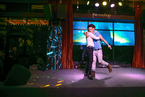 Sau khi thể hiện xong, Bùi Anh Tuấn liên tục dành nhiều lời khen cho ca sĩ, nhạc sĩ Dương Trường Giang. Anh ôm chặt người anh của mình và liên tục cảm ơn. Có lẽ Bùi Anh Tuấn xúc động vì sau nhiều lần 'gây họa' khiến Dương Trường Giang cũng mất cơ hội thể hiện tài năng tại sân khấu Bài hát yêu thích nhưng nhạc sĩ trẻ này vẫn không 'từ mặt' anh. Sau khi thể hiện xong, Bùi Anh Tuấn liên tục dành nhiều lời khen cho ca sĩ, nhạc sĩ Dương Trường Giang. Anh ôm chặt người anh của mình và liên tục cảm ơn. Có lẽ Bùi Anh Tuấn xúc động vì sau nhiều lần 'gây họa' khiến Dương Trường Giang cũng mất cơ hội thể hiện tài năng tại sân khấu Bài hát yêu thích nhưng nhạc sĩ trẻ này vẫn không 'từ mặt' anh.