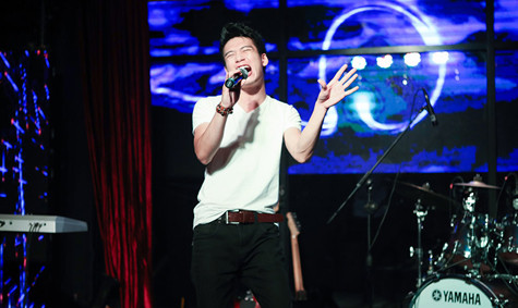 Chàng rocker Hoàng Hiệp (Ngũ cung) đã đốt cháy khán phòng bởi sự sôi động đến cực điểm khi thể hiện It's my life và Đám cưới chuột. Chàng rocker Hoàng Hiệp (Ngũ cung) đã đốt cháy khán phòng bởi sự sôi động đến cực điểm khi thể hiện It's my life và Đám cưới chuột.