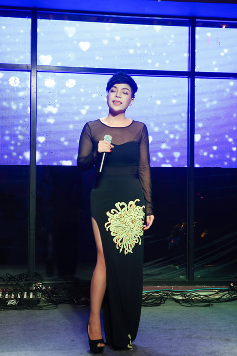 Minh Chuyên thể hiện ca khúc Anh cũng đem lại những ấn tượng thú vị cùng những màu sắc âm nhạc khác nhau, có nồng nàn, da diết và gai góc. Minh Chuyên thể hiện ca khúc Anh cũng đem lại những ấn tượng thú vị cùng những màu sắc âm nhạc khác nhau, có nồng nàn, da diết và gai góc.