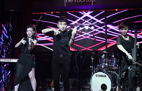 Điểm nhấn đặc biệt trong chương trình Đêm tình yêu là phần trình diễn của nhóm tứ tấu Gen 9. Họ đã đem đến hai bản nhạc với phong thái biểu diễn cực nghệ sỹ, bản phối của Everest và Masca với sự say mê là phần kết nối tuyệt vời giữa người nghe và nghệ sỹ. Không gian đắm chìm trong âm nhạc. Điểm nhấn đặc biệt trong chương trình Đêm tình yêu là phần trình diễn của nhóm tứ tấu Gen 9. Họ đã đem đến hai bản nhạc với phong thái biểu diễn cực nghệ sỹ, bản phối của Everest và Masca với sự say mê là phần kết nối tuyệt vời giữa người nghe và nghệ sỹ. Không gian đắm chìm trong âm nhạc.