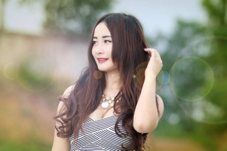 Thí sinh Phạm Thu Hằng (Xem thêm: Hotgirl bị loại khỏi cuộc thi Hoa khôi vì đóng clip Anh không đòi quà) Thí sinh Phạm Thu Hằng (Xem thêm: Hotgirl bị loại khỏi cuộc thi Hoa khôi vì đóng clip Anh không đòi quà)