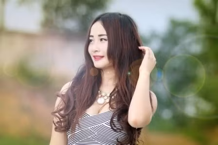 Thí sinh Phạm Thu Hằng (Xem thêm: Hotgirl bị loại khỏi cuộc thi Hoa khôi vì đóng clip Anh không đòi quà)