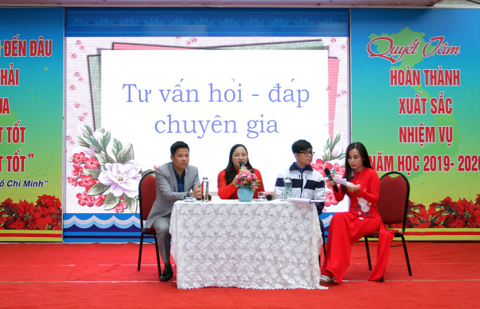 Tổ tư vấn trả lời, giải đáp những câu hỏi, thắc mắc của học sinh (Ảnh: Lã Tiến) Tổ tư vấn trả lời, giải đáp những câu hỏi, thắc mắc của học sinh (Ảnh: Lã Tiến)