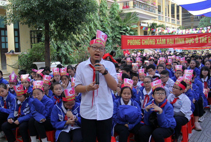 Các em học sinh đặt câu hỏi liên quan đến việc xây dựng tình bạn đẹp, phòng chống bạo lực học đường (Ảnh: Lã Tiến) Các em học sinh đặt câu hỏi liên quan đến việc xây dựng tình bạn đẹp, phòng chống bạo lực học đường (Ảnh: Lã Tiến)