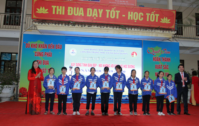 Lãnh đạo nhà trường, đơn vị tài trợ trao quà tặng các em học sinh nghèo (Ảnh: Lã Tiến) Lãnh đạo nhà trường, đơn vị tài trợ trao quà tặng các em học sinh nghèo (Ảnh: Lã Tiến)