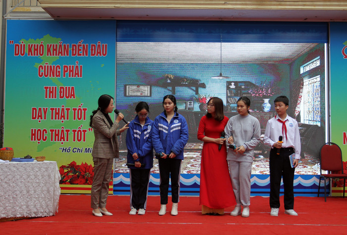 Các tiểu phẩm liên quan đến bạo lực học đường do học sinh nhà trường thực hiện (Ảnh: Lã Tiến) Các tiểu phẩm liên quan đến bạo lực học đường do học sinh nhà trường thực hiện (Ảnh: Lã Tiến)