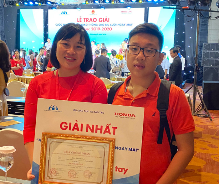 Cô giáo Hứa Thanh Mai, Phó hiệu trưởng Trường Trung học cơ sở Tô Hiệu (quận Lê Chân, Hải Phòng) xuất sắc đạt giải Nhất cuộc thi "An toàn giao thông cho nụ cười ngày mai" (Ảnh" Nhân vật cung cấp) Cô giáo Hứa Thanh Mai, Phó hiệu trưởng Trường Trung học cơ sở Tô Hiệu (quận Lê Chân, Hải Phòng) xuất sắc đạt giải Nhất cuộc thi "An toàn giao thông cho nụ cười ngày mai" (Ảnh" Nhân vật cung cấp)