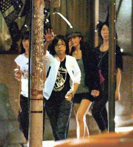 Cô nàng A Sa vừa dạo phố vừa ngoáy mũi như ai. Cô nàng A Sa vừa dạo phố vừa ngoáy mũi như ai.