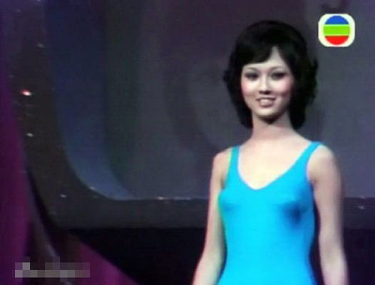 Triệu Nhã Chi tại Hoa hậu Hồng Kông 1974, bộ bikini một mảnh mà cô mặc năm đó được coi là kinh điển lúc bấy giờ. Mặc dù năm đó Triệu Nhã Chi không lọt vào top 3 nhưng hình ảnh cô với bộ bikini màu lam đã trở thành hình ảnh không thể quên của cuộc thi hoa hậu Hồng Kông lần thứ nhất. Triệu Nhã Chi tại Hoa hậu Hồng Kông 1974, bộ bikini một mảnh mà cô mặc năm đó được coi là kinh điển lúc bấy giờ. Mặc dù năm đó Triệu Nhã Chi không lọt vào top 3 nhưng hình ảnh cô với bộ bikini màu lam đã trở thành hình ảnh không thể quên của cuộc thi hoa hậu Hồng Kông lần thứ nhất.