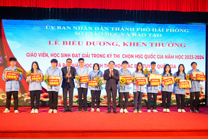 Lãnh đạo thành phố Hải Phòng và lãnh đạo ngành Giáo dục tặng hoa chúc mừng và khen thưởng các em học sinh đoạt giải Nhất (Ảnh: ĐT) khen-thuong-hsg-1.jpeg