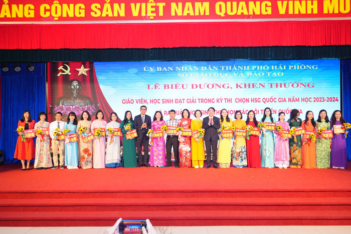 Lãnh đạo thành phố Hải Phòng và lãnh đạo ngành Giáo dục tặng hoa chúc mừng và khen thưởng động viên các thầy cô giáo (Ảnh: ĐT) thuong-hp-1.jpeg